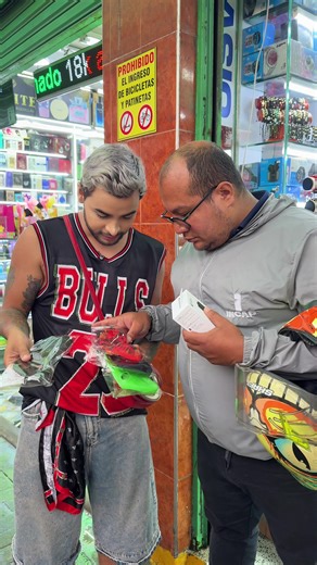 Entregando accesorios por preguntas de videojuegos.