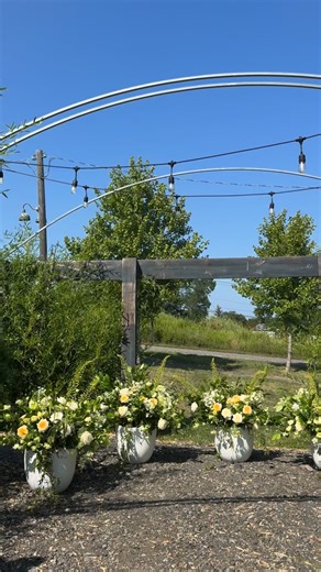 Merry By Mia on Instagram: "A year of flowers with @merrybymia Florist 1: @verdeflowers Florist 2: @athabold Florist 3: @madeofleaves Florist 4: @florale_ny Florist 5: @sprigandsocial Florist 6: @ridge.to.river.florals Florist 7: @floragoodtimes Florist 8: @lindsayfondo.studio Florist 9: @elmgardendesign Florist 10: @thistleandvineflorist Florist 11: @flora.bloomco Florist 12: @anthusiantflorals Florist 13: @starsofthemeadow Florist 14: @athabold Florist 15: @fernbotanica Florist 16: @colleenros