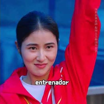 Pateé de inmediato la pelota que se cayó del autobús para devolverla.#shorts #kdrama
