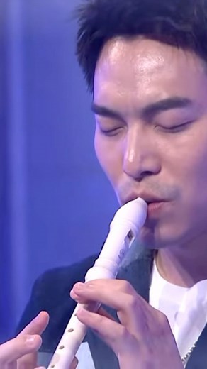 綜藝大熱門 ECHO吹直笛 Beatbox 新才藝表演 #綜藝大熱門 #直笛beatbox #天空之城 @hotdoor_night @storywear_continues #牛仔拼接西裝 | ECHO