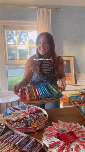 POV we get so many trick or treaters and absolutely love it 🎃🍭🍫 This is one of our fav traditions each year. I buy a little bit here and there leading up to Halloween so it doesn’t seem so daunting. And Costco always helps. It’s honestly such a joy and totally worth it 😌 I’ll keep doing it as long as I can ♥️👌🏻 Happy Halloween! 🎃👻 | Everyday Elizabeth