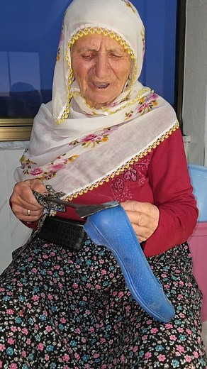 1.3M views · 8.3K reactions | GEÇEN ZAMAN! Sessizliğe yenilir insan bazen. Sustuğu için kendisinden nefret eder, Dilinin ardında saklanan korkak sözcüklere düşman olur. Söylemedikleri pişmanlığı olur bazen, O pişmanlık bir ateş misali yakıp kavurur içini. Keşke der defalarca. Keşke geriye sarabilseydim zamanı. | Oktay Balcioğlu | Facebook