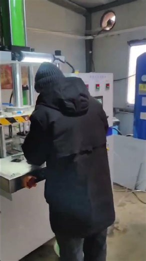 The 16-ton single-station wax injection machine