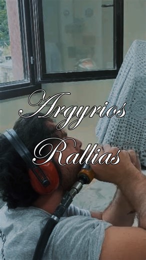 Neuf mois pour figer un instant Cette œuvre a été réalisée en 2021 par Argiris Rallias, sculpteur et artiste visuel grec né en 1993, dont le travail explore la frontière entre illusion et réalité. Formé à l’École des Beaux-Arts d’Athènes, puis à l’Académie des Beaux-Arts de Carrare en Italie, il s’est spécialisé dans la sculpture du marbre, qu’il détourne pour lui donner l’apparence d’objets fragiles et quotidiens. Intitulée Προίκα (« Dot »), cette sculpture est un hommage à sa grand-mère, qui p