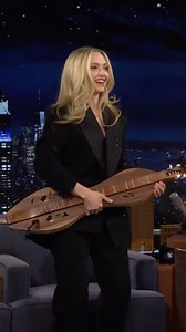 Amanda Seyfried sings a beautiful cover of Joni Mitchell’s “California” while playing the dulcimer 🤩 [🎥: @fallontonight] | MUCH