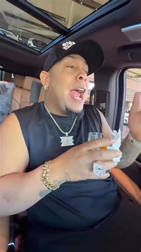 🎤💥 ¡BULIN 47 ESTRENA EL PRIMER CADILLAC ESCALADE 2026 EN REPÚBLICA DOMINICANA! 💥🎤 El carismático artista urbano Bulin 47 continúa cosechando éxitos, y esta vez lo hace al estilo del lujo: se acaba de llevar el primer Cadillac Escalade 2026 que sale directamente de La Casa Cadillac de República Dominicana. El intérprete, conocido por su alegría y su toque auténtico, celebró su nueva adquisición junto a amigos y allegados en un ambiente de risas, brindis y buena vibra. 🥂🚗 Desde La Última Raz