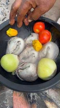 Notre maman Ebrié nous cuisine une soupe de poisson 🤤 j’aime les sauces lagunaire 🥰