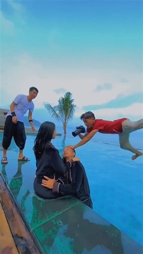 The photographer jumped into the river but did not let the camera fall.