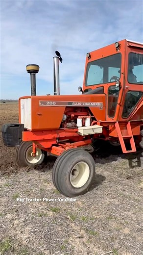ALLIS-CHALMERS 200 Tractor Plowing #bigtractorpower