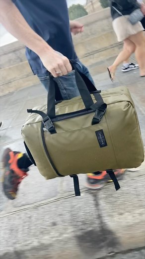 Eastpak Travelpack Tarp : - Notre bagage 2-en-1 pour les voyages d’un week-end et les aventures à l’étranger. Ce sac polyvalent peut se porter en sac à dos avec ses bretelles réglables ou à l’épaule comme un sac polochon grâce à ses poignées de transport. Protégez vos appareils électroniques grâce à la housse intégrée et gardez les au sec grâce à son revêtement imperméable 👌🏻 - 📹@prdprd_studio - #eastpak #builttoresist #urbanmoves | EASTPAK France