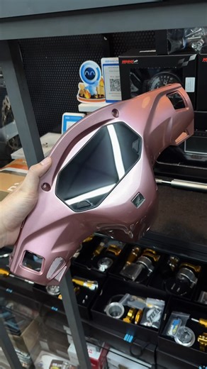 KOSO RX4 TFT – Màn hình màu toàn phần, mọi thông tin trong tầm mắt! Màn hình TFT Full Color: Độ sáng cao, độ tương phản rõ nét, dễ quan sát cả ngày lẫn đêm. Hiển thị đa chức năng: Tốc độ, vòng tua, quãng đường, mức xăng, điện áp, số… tất cả chỉ trong một màn hình. Thiết kế chống nước, chống bụi: Tự tin di chuyển mọi điều kiện thời tiết. Ngoại hình cao cấp: Đậm chất công nghệ, nâng tầm phong cách cho xe của bạn. Không chỉ là đồng hồ, mà là “trung tâm điều khiển” giúp bạn lái xe an toàn và phong c