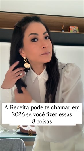 IMPOSTO DE RENDA E INVESTIMENTOS on Instagram: "A Receita não “pega” por acaso. Ela cruza dados. E 2026 tende a ser o ano em que muita gente vai sentir isso na pele. Se você está fazendo alguma dessas 8 coisas, o risco de cair na malha sobe: 1️⃣ Fracionar transferências pra “ficar abaixo do radar” Vários PIX quebrados (tipo 4.900) não “some” no sistema: padrão repetido vira alerta de tentativa de ocultar movimentação. 2️⃣ Viver no luxo e declarar renda mínima A Receita cruza sinais (rendimentos,