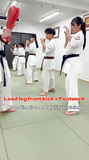Lead leg front kick Footwork @otani_dojo Coordination and agility training 🥋Fighters Kanon Yamashita @kanon__815 Shido Kai @kai0806kai Yu Miyamoto @yu.bell0610 Haruto Shirakawa @haruhima9 Ryoma Maruyama @maruryou927 大谷道場 クラス風景 【リズムトレーニング】 飛び込み前蹴り フットワーク #真国際武道空手道協会 #ibka #大谷道場 #空手 #習い事教室 #無料体験 #尼崎市 #karate #fullcontactkarate #martialarts #footworkdrill | Toshiki Otani