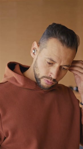 Enhance each moment of your day with the AZ100. Its water-resistant to splashes, noise cancelling, and AI voice focus provide crisp audio, whether you’re working out, making breakfast, or in a meeting. Enjoy clear, rich sound designed for comfort and stay energised in every busy moment. https://www.technics.com/uk/products/headphones/eah-az100.html #Technics #Rediscovermusic #Truewirelessearbuds #tws #Az100 | Technics