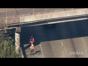 Truck loses load after hitting overpass on I-10 Katy Freeway | Raw video from Air 11