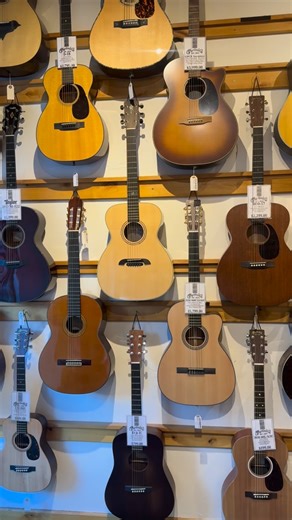 #unboxing a brand new Martin guitar! This 000 Jr E Tweedy would look great underneath tree 🎄 Santa Claus uses FedEx!! 🎅 📦 . . . . . . . . . . #martin #cfmartin #martinguitar #martinpride #tweedy #jefftweedy #wilco #acoustic #acousticguitar #signature #signatureguitar #giftideas #stockingstuffers | Telluride Music Co.