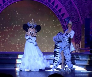 Minnie Mouse performs in the Mickey’s Christmas Big Band show in 2018 at Disneyland Paris. She received a piano stole to wear for the number. Mickey’s Christmas Big Band last was shown in 2019 at Disneyland Paris. #disneylandparis #minniemouse #dlp #dlrp #minnie #disneyholidays #disneychristmas #disneyshow | Mousesteps