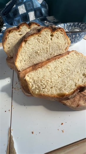 Dee | Food for everyone on Instagram: "Air Fryer Loaf 🤯🍞 285ml lukewarm water 7g instant yeast 1 x tbs honey 400g strong / bread flour Butter for greasing Whisk yeast & water together. Add honey and whisk. Add flour & salt, mix until fully combined. Cover & rest 30 min After 30 wet hand (so dough doesn’t stick) stretch and fold 4 times turning bowl after each fold) cover & rest 30 min. After 30, Repeat the stretch and fold process, cover & rest for 1 to 1.5 hours. When dough is ready, Sprinkle