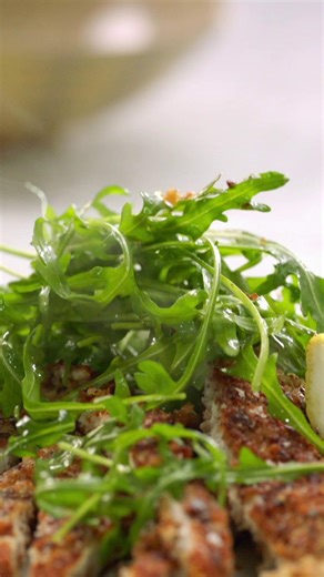 Probably one of Jamie's most popular chicken recipes, and only takes 20 mins!! 🤩 🧄 https://www.jamieoliver.com/recipes/chicken/crispy-garlicky-chicken/ | Jamie Oliver