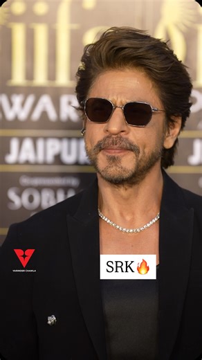 Varinder Chawla on Instagram: "Charm, charisma, and sheer brilliance! ✨ #ShahRukhKhan brings his A-game to the award night❤️"