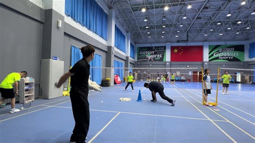 Eagle-eyed badminton coach delivers precise hits in training drill
