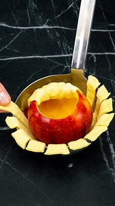 454K views · 1.6K reactions | Un dessert en 5 minutes ! Juste de la pâte feuilletée et des pommes Ingredientes: pâte feuilletée: 800 g pommes rouges: 4 pc beurre: 50 g cassonade: 80 g cannelle: 2 g crème fouettée: 300 g sucre en poudre: 100 g | Savoureux.tv | Facebook