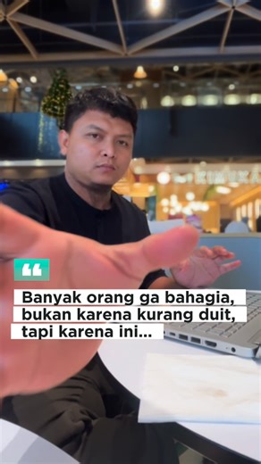 Andis | Founder Es Nomina🥤 on Instagram: "💥 Sebagai owner usaha kecil, gua belajar satu hal penting: ga semua yang keliatan naik kelas beneran bikin hidup lebih tenang. Ada masa di mana pengen ikut-ikutan. Pengen keliatan sukses. Pengen dianggap “udah berhasil”. Tapi usaha kecil ngajarin gua, setiap keputusan punya konsekuensi. Salah beli, salah gaya hidup, yang berdarah bukan gengsi… tapi arus kas. Akhirnya gua sadar, usaha bukan tentang kelihatan kaya, tapi tentang bertahan. Lebih baik usaha