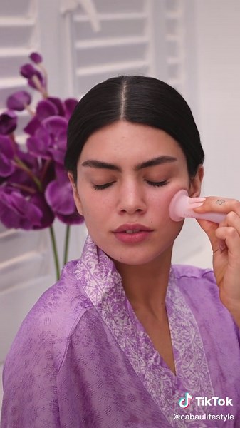 Face cupping is great for elasticity and strength of the skin, skin hydration and to prevent wrinkles😍 #skincare #skincareroutine #wrinkles