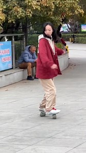 346K views · 19K reactions | Check out all the flicks, catches and fluid footwork from this freeline skater as she glides effortlessly through a city park. One of her smooth moves is a long "throwback," where she pushes one skate ahead of her and then catches up to it while #skating on one foot. #TrendinginChina | Xi's Moments | Facebook