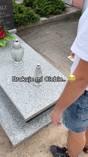 Cała historia zawarta w jednym kodzie QR.. #historia #rodzina #tęsknota #cmentarz | Cyfrowy Cmentarz