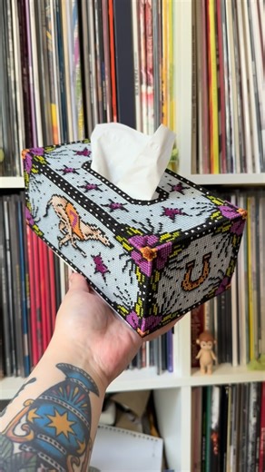 𝒑𝒓𝒆𝒕𝒕𝒚𝒔𝒕𝒊𝒕𝒄𝒉𝒎𝒂𝒄𝒉𝒊𝒏𝒆 ✶ 𝒋𝒂𝒏𝒆 on Instagram: "hello friends! i made another tissue box cover! this is about 4 hours of work condensed down to about a minute. i'm calling this one the lucky dog, with an adorable greyhound motif with a lucky #7 racing bib and horseshoes. i experimented with elements that wrap around the corners, it was a bit of a challenge but im quite happy with how it turned out. you could definitely just do whip stitching in black instead of making it all com