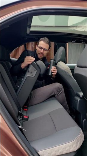 💡Hidden cup holders at the back of the middle ski hatch in the Toyota Yaris Cross facelift