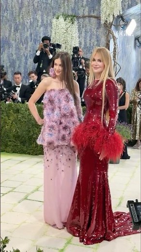 共同ホストの1人、#NicoleKidman は #chanel のカスタムドレスで、#Dior のドレスを纏った 娘の #SundayRose と仲睦まじく登場🪽 #metgala26