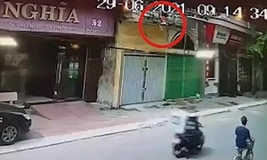 Man catches 4-year-old girl falling from 1st floor of house - VnExpress International