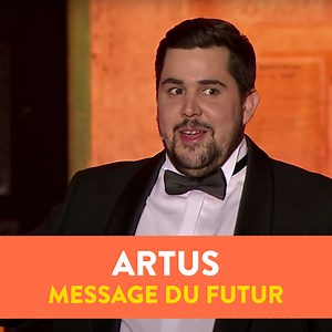 Artus parle à son lui du futur. 😂🖖 Un sketch culte d'Artus en feat avec Benjamin Tranié au Montreux Comedy Festival de 2016, à retrouver dans notre playlist Montreux Comedy Classics. | Montreux Comedy