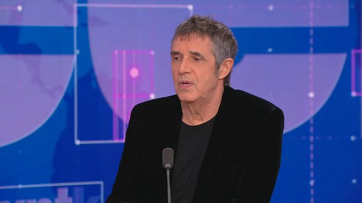"C'était un engagement": Julien Clerc se souvient de la genèse de "L'assassin assassiné", inspirée par Robert Badinter