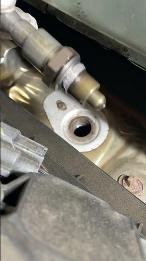 O2センサー交換、O2センサーは排気ガスの濃い薄いを検出、インジェクションがガソリンを噴射