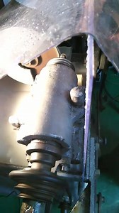 【芯取り工程】 〈超片肉編 手貼り芯取り〉 人対機械の昔ながらの芯取りです。 絶対的に継承しなくてはいけない技術が詰まっております。 【芯取り】とは 表面が指定の曲率半径に研磨されたレンズは、レンズ枠（鏡筒）に取り付けてレンズ系として組み立てる必要があります。しかし、表面が研磨されただけのレンズの外径は、通常、所定の寸法よりも大きく作られているため、そのままの形状・寸法 | 有限会社 高津光学