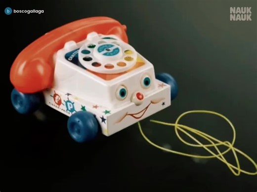 🧸✨ Hubo un tiempo en el que los juguetes no necesitaban pantallas, baterías ni conexiones a internet para despertar la imaginación. Bastaban colores vivos, formas sencillas y un poco de ingenio para convertir cualquier objeto en una puerta a mundos enteros. Los juguetes de antaño acompañaban la infancia con paciencia, durabilidad y una magia que aún hoy permanece en la memoria colectiva. 📞 Entre esos clásicos inolvidables se encuentra el icónico teléfono de Fisher-Price, conocido como Chatter 