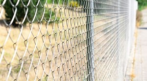 How to Stretch Woven Wire Fence – 4 Steps & Tips