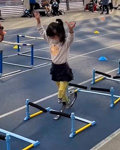 Girl with prosthetic legs training! | DIY Panda