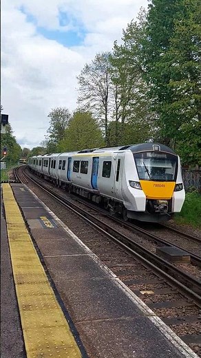 Thameslink Class 700 arrives at Streatham (17th April 2024)