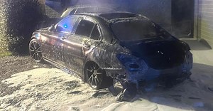 Une Mercedes hybride ravagée par les flammes à Hamois