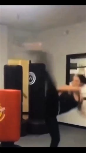 Pretinho Básico on Instagram: "black week das @farmaciassaojoao daquele jeito🔥🤌🤌 e o melhor: ouvinte do pretinho tem vantagem 👉 usa o cupom PRETINHO10 e garante até 10% de desconto extra. *publi"