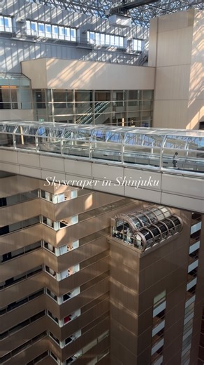 イケダ on Instagram: "1982年に竣工した新宿NSビルは、大規模な吹き抜けアトリウムと、東西のボリュームを結ぶ空中ブリッジが特徴のポストモダン建築。30階近くまで続く壮大な内部空間は、光とスケールを体感できる名作として知られる。 Completed in 1982, the Shinjuku NS Building features a monumental atrium rising nearly 30 floors and a series of skybridges that link its twin volumes. It remains one of Shinjuku’s most distinctive postmodern skyscrapers."