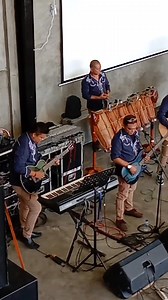 423K views · 5.1K reactions | Ini salah satu yang bikin band ini sangat khas: petikan gitar sang gitaris yang gayanya macam main-main tapi super keren #samosir #danautoba #wisata #viral #musik #marsadaband | Kampung Batak | Facebook