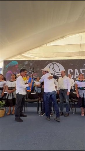*Eduardo Ramírez pone en marcha el programa más ambicioso para la cafeticultura en Chiapas* Al encabezar en Chilón el arranque del programa Café con Humanismo, el gobernador Eduardo Ramírez Aguilar calificó a este programa como el más ambicioso para fortalecer la cafeticultura en Chiapas, al contemplar la entrega de plantas, insumos, equipamiento, capacitaciones, entre otras acciones para beneficio de más de 25 mil 800 productoras y productores. Destacó que el gobierno de la Nueva ERA asumió el 