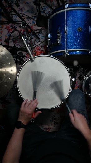 Anthony Stanislavski | Brush Lessons for Drummers on Instagram: "O in the left, Z in the right Step 1️⃣ LH plays counter-clockwise circles Step 2️⃣ RH play the letter Z shape Step 3️⃣ Put the O and the Z together! Want to learn the building blocks for what I’m playing? – LINK IN BIO #drummer #drumbrush #drumbrushes #jazzbrushes #vassourinhas #escobillas #jazzdrummer #jazzdrumming #drumteacher #drumteachers #drumlesson #InnovativePercussion #WeAreInnovative #IPfamily @kentville_drums @innovativep