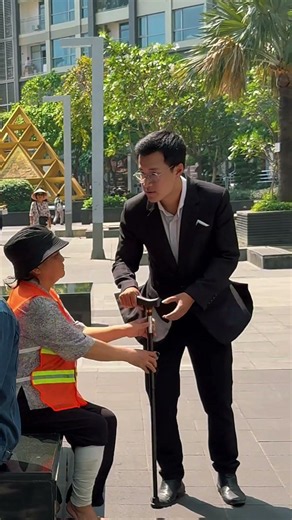 Unique improvisational performance [ONEKINDMAN] #onekindman #kindness #respect #help