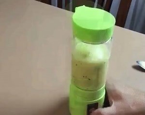 8.6K views · 10 comments | Fruit power 諾! Fresh smoothy is a yummy...